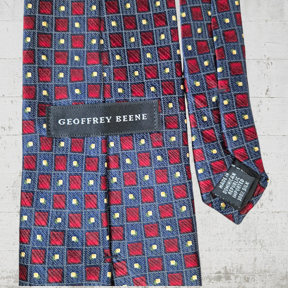 1990s Vintage Geoffrey Beene Silk Tie Red Gray Geometric Square Pattern 4" Wide - Picture 4 of 5
